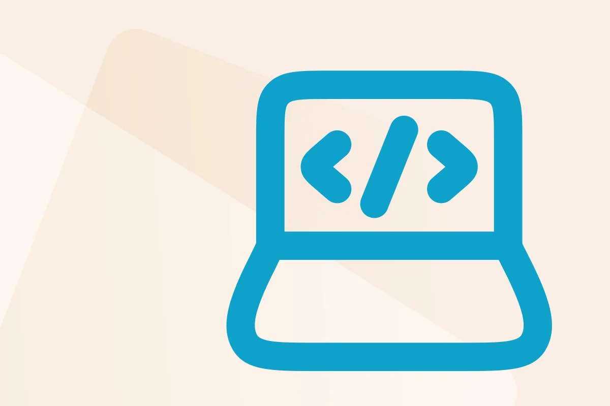 Blaues Symbol eines Laptops mit Codezeichen, steht für Softwareentwicklung oder Programmierung