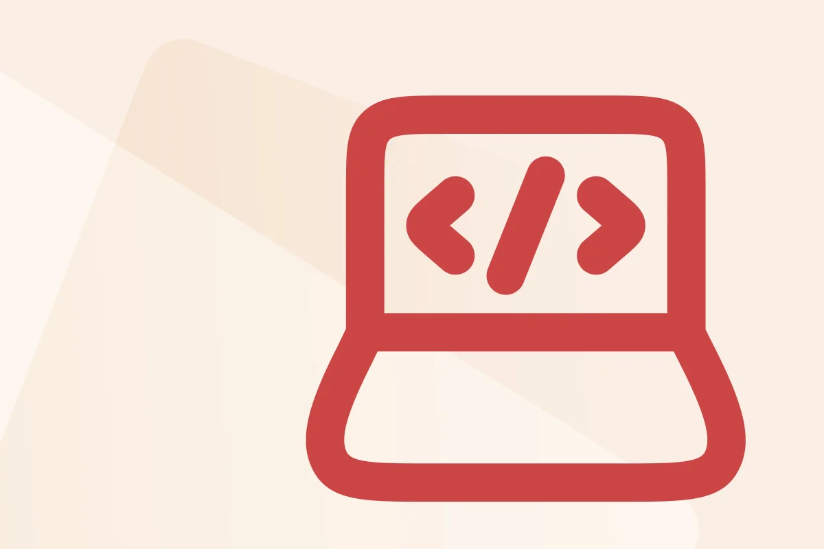 Rotes Symbol eines Laptops mit einem Code-Symbol auf dem Bildschirm, steht für Programmierung oder Softwareentwicklung.