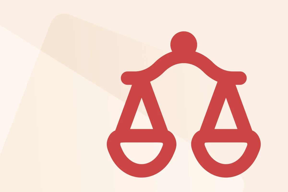 Stilisiertes rotes Symbol einer Waage, das für Gerechtigkeit oder Ausgewogenheit steht, auf hellem Hintergrund.