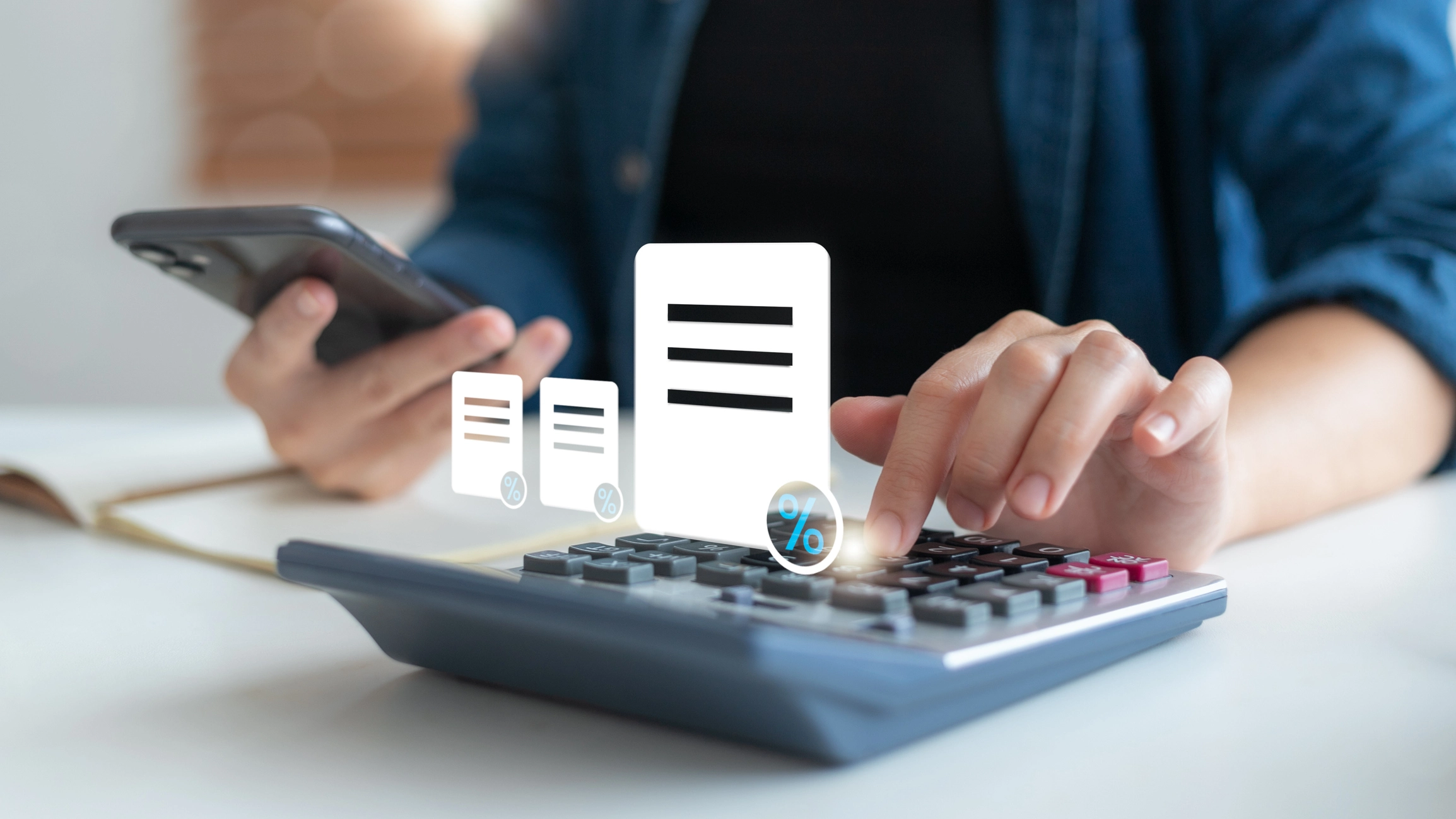 Person nutzt Smartphone und Taschenrechner mit digitalen Rechnungen – Symbol für E-Rechnung Software im Einsatz.
