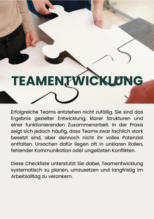 Teamentwicklung Checkliste – Titelbild mit Teamarbeit und Puzzle als Symbol für Zusammenarbeit